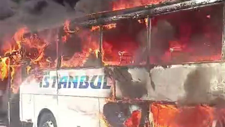 Otoyolda yolcu otobüsü alev alev yandı