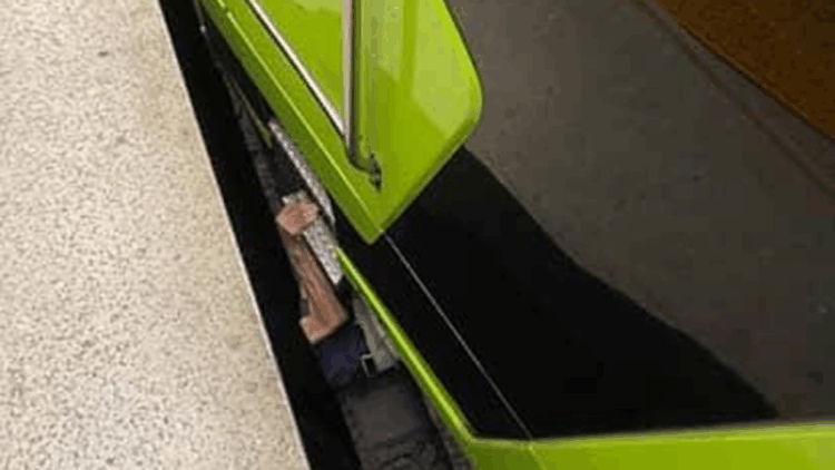 Öğrencilerin raylara düşürdüğü yolcu, son anda ölümden döndü