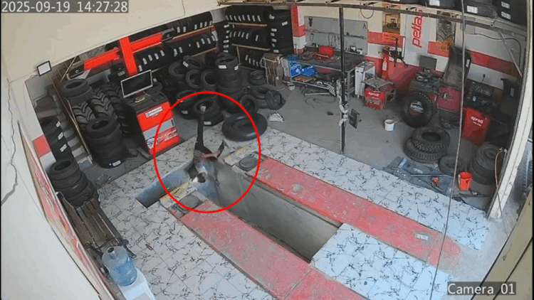 Oto lastikçide çalışan çırağın tamir çukuruna düştüğü anlar kamerada