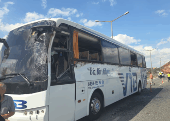 Otobüs, gemi çapası taşıyan TIR'a çarptı: 3 yaralı