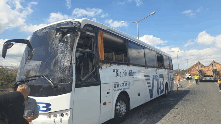 Otobüs, gemi çapası taşıyan TIR'a çarptı: 3 yaralı