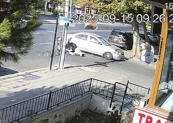 Otomobil ile çarpışan motosiklette 2 kişi yaralandı; kaza kamerada