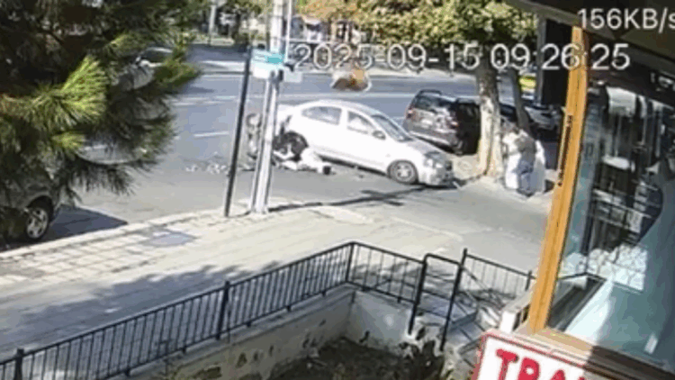 Otomobil ile çarpışan motosiklette 2 kişi yaralandı; kaza kamerada