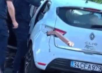 Otomobile saplanan demir sürücünün bacağını delip aracın arkasından çıktı