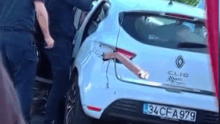 Otomobile saplanan demir sürücünün bacağını delip aracın arkasından çıktı
