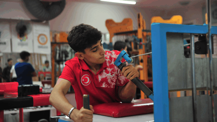 Özel tasarım spor aletleriyle antrenman yapıp, dünya şampiyonu oluyorlar