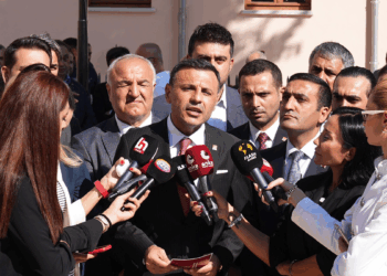 Özgür Çelik, operasyon düzenlenen Bayrampaşa Belediyesi'ne geldi