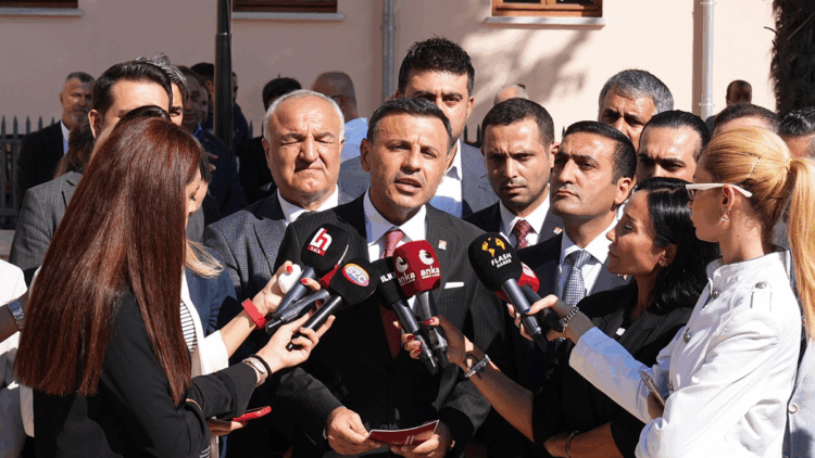 Özgür Çelik, operasyon düzenlenen Bayrampaşa Belediyesi'ne geldi