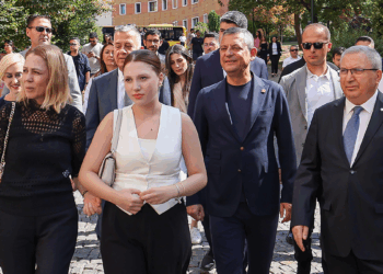 Özgür Özel, Ferdi Zeyrek'in kızı Nehir'in üniversiteye kaydını yaptırdı