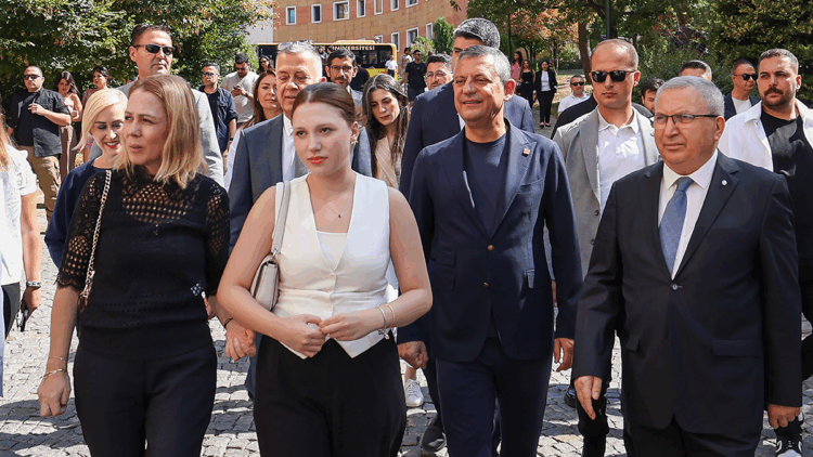 Özgür Özel, Ferdi Zeyrek'in kızı Nehir'in üniversiteye kaydını yaptırdı