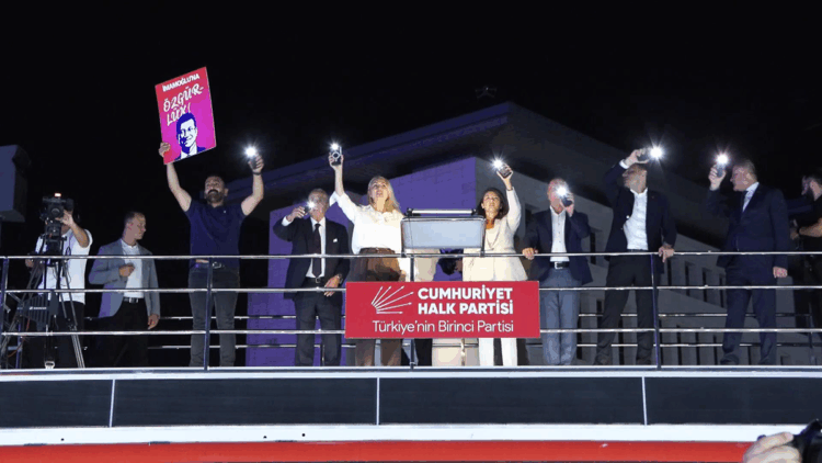 Özgür Özel Zeytinburnu'nda konuştu