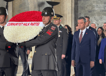Özgür Özel ve YDK üyeleri, Anıtkabir'i ziyaret etti