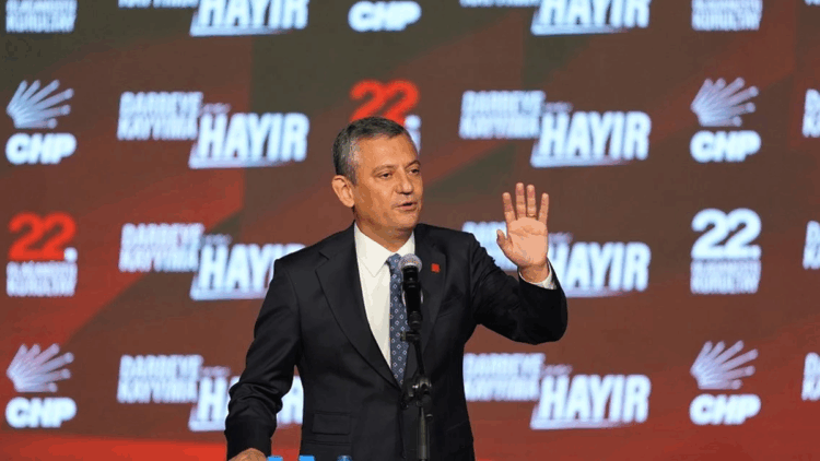 Özgür Özel yeniden CHP Genel Başkanı seçildi