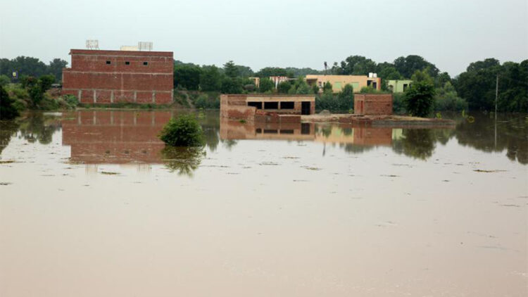 Pakistan'da muson yağmurları can almaya devam ediyor