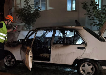 Park halindeki otomobil kontağı çalıştırılınca alev aldı