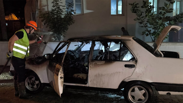 Park halindeki otomobil kontağı çalıştırılınca alev aldı
