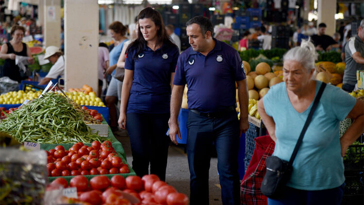 Tüketiciyi aldatmaya çalışan pazarcıya 1707 lira ceza kesilecek