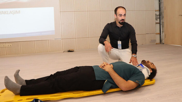 Pratisyen hekimler için 'Acile İlk Adım' sempozyumu düzenlendi