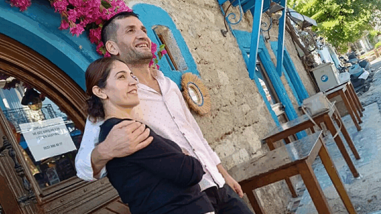 Patlayan lastiği değiştirirken kamyonet çarptı; evli çift öldü