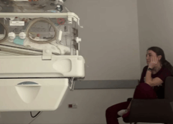 Pediatri doktorunun kuvöz başındaki nöbeti sosyal medyada ilgi gördü