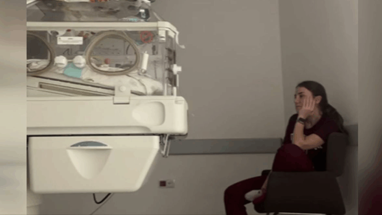 Pediatri doktorunun kuvöz başındaki nöbeti sosyal medyada ilgi gördü