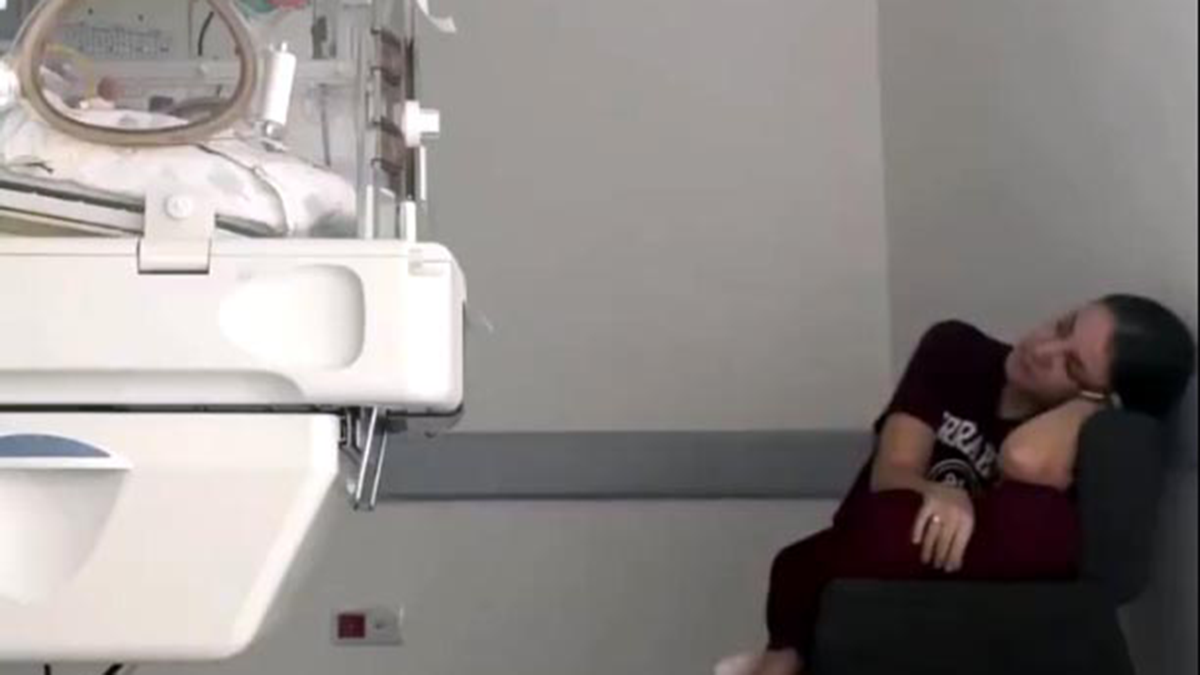 Pediatri doktorunun kuvöz başındaki nöbeti sosyal medyada ilgi gördü