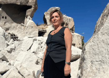 Peribacasına yaslanmış taş evlerin restorasyonu yıkıma neden olabilir