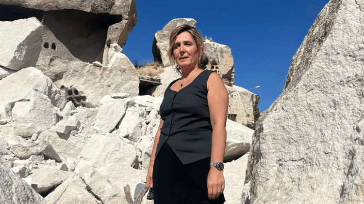 Peribacasına yaslanmış taş evlerin restorasyonu yıkıma neden olabilir