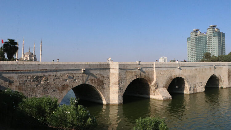 16 asırlık Taşköprü karalama tahtasına döndü