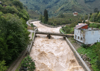 Rize ve Artvin'de selin izleri siliniyor