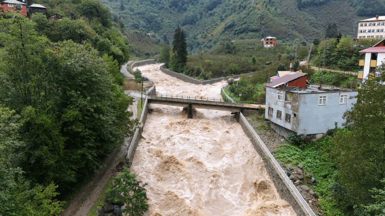 Rize ve Artvin'de selin izleri siliniyor