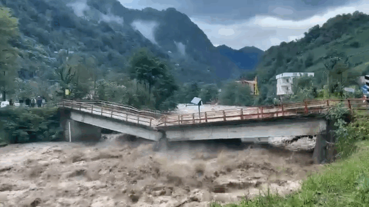 Rize'de etkili olan yağış, sel ve heyelana neden oldu