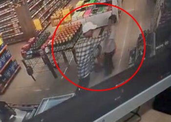Markette otizmli çocuğa vurup düşürdü; o anlar kamerada