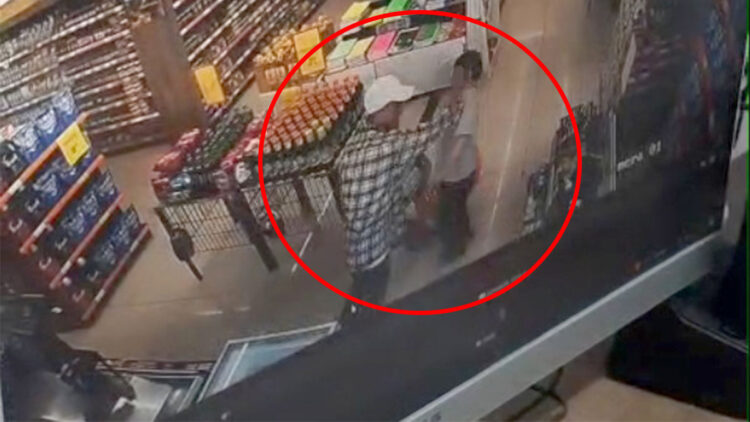 Markette otizmli çocuğa vurup düşürdü; o anlar kamerada