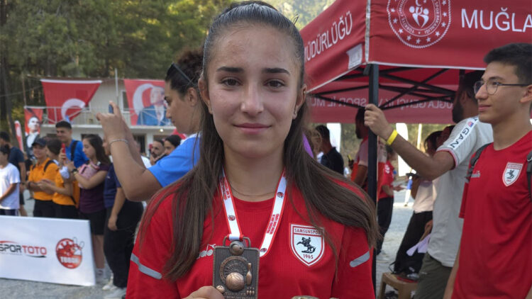 Yağmur Tosun Türkiye rekoru kırdı