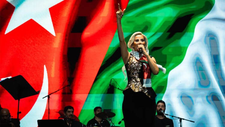 Şarkıcı Maral Bingöl'de konser verdi