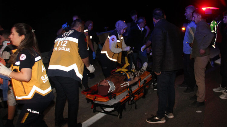 Sivas'ta iki otomobil ile bir traktör kazaya karıştı; 10 yaralı