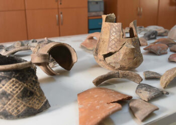 Smyrna Höyüğü'nde 5 bin yıllık seramikler bulundu