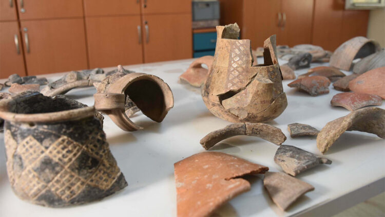 Smyrna Höyüğü'nde 5 bin yıllık seramikler bulundu
