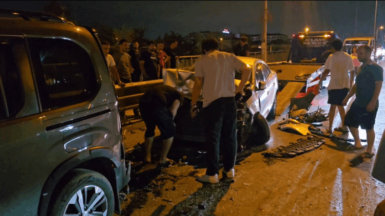 Sancaktepe'de 8 araçlık zincirleme trafik kazası: 1 yaralı