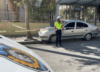 Şanlıurfa'da otomobil durağa daldı: 1 çocuk öldü, 3 yaralı