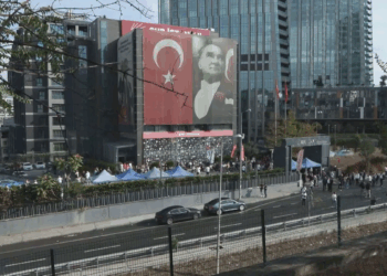 Sarıyer'deki CHP binası önünde bekleyiş sürüyor