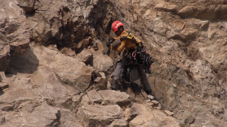 Sel afeti sonrası endüstriyel dağcılar ‘riskli kaya’ avında