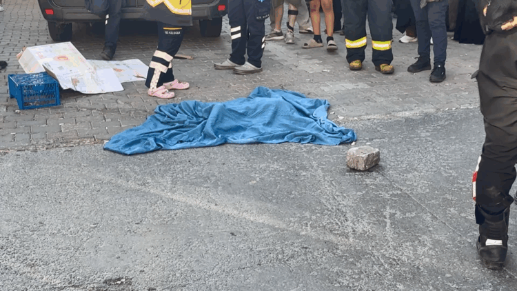 Servis minibüsünün çarptığı anne yaralandı, bebeği hayatını kaybetti