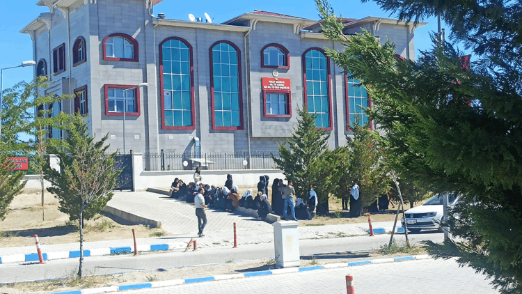 Silahlı saldırıda ölen anne ve 2 oğlunun cenazeleri ailelerine teslim edildi