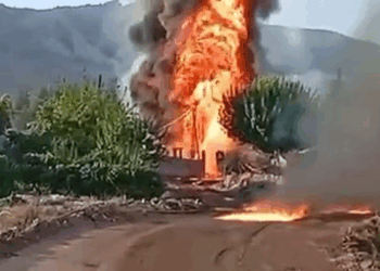 Şırnak'ta hasar alan petrol boru hattından sızan petrol alev aldı