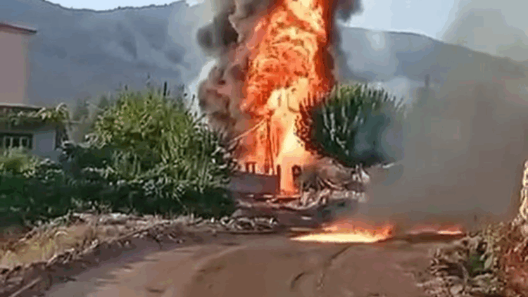 Şırnak'ta hasar alan petrol boru hattından sızan petrol alev aldı