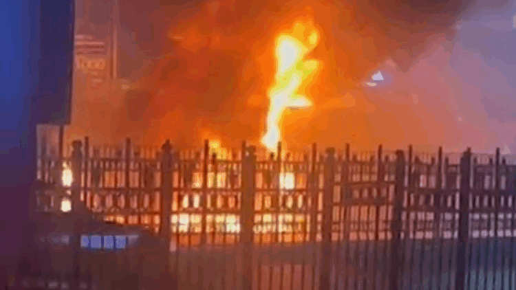 Şişli'de turistleri taşıyan tur otobüsü yandı; alevler 3 otomobile sıçradı 