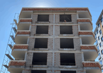 Sıva yaparken altındaki kalas kırıldı, asansör boşluğuna düşüp öldü