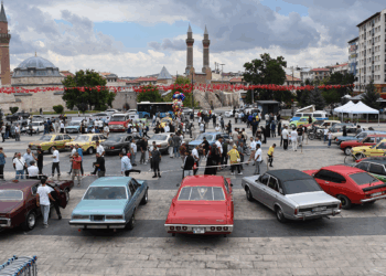 Sivas'ta klasik otomobil fuarı açıldı